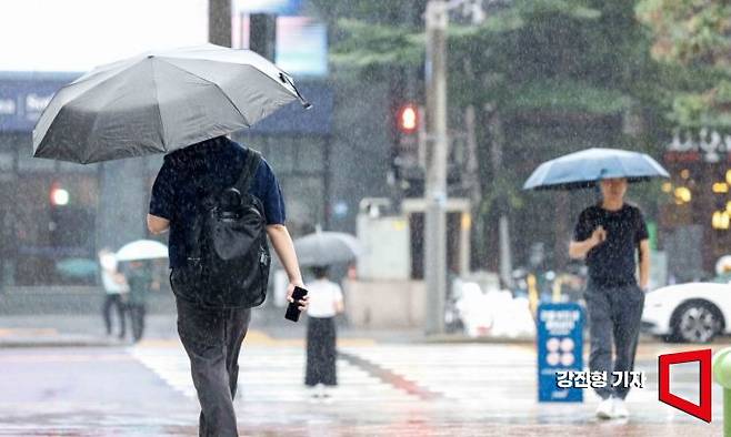 전국 대부분 지역에 비가 내리고 있는 12일 서울 강남구 코엑스 인근에서 직장인들이 우산을 쓰고 출근길에 오르고 있다. 사진=강진형 기자aymsdream@