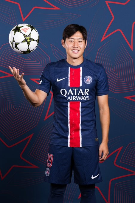 사진=PSG. 프랑스 매체 '르 파리지앵'은 "실제로, 이강인은 PSG 라커룸 내 유명인 중 하나다. 믹스트존과 인터뷰에선 수줍어하고 몇 마디만 하는 모습이지만, PSG 라커룸 내에서는 동료들을 놀리고 유쾌하며 친근하게 행동한다"라고 전했다. 이어 "파리에서의 첫 달은 쉽지 않았지만, 뛰어난 유머감각으로 모든 팀원들과 빠르게 친해졌다. 이는 2023년 네이마르와 빠르게 인연을 맺은 것에서도 잘 알 수 있으며 현재 아센시오, 하키미, 뎀벨레 등과 두터운 친분을 유지하고 있다. 아센시오는 이강인에게 발전에 도움이 되는 조언을 많이 해주면서 이강인의 '형님'이 되기도 했다"라고 덧붙였다.