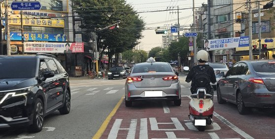 국민의힘과 더불어민주당 지구당 당협위원장들은 혼잡한 성수역 3번 출입구에 조만간 추가 출입구를 신설하겠다는 플래카드를 경쟁적으로 붙여놨다. 강병철 기자