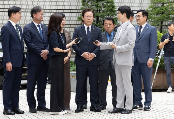 이재명(가운데) 더불어민주당 대표가 20일 오전 서울 서초구 서울중앙지방법원에서 열린 공직선거법 위반 혐의' 관련 결심공판에 출석하며 입장을 밝히고 있다. 뉴시스