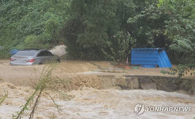 경남 김해시 주촌면 내삼천이 폭우에 불어나 차량이 물에 잠겨 있다./ 사진=연합뉴스