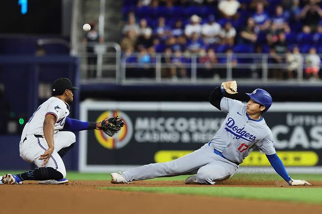 미국프로야구(MLB)에서 활약하는 일본 야구스타 오타니 쇼헤이가 18일(현지시간) 플로리아주 마이애미 론디포 파크에서 열린 2024 메이저리그 마이애미 말린스와의 원정 경기에서 1회 초 안타를 치고 나간 뒤 2루를 훔치고 있다. . [연합]