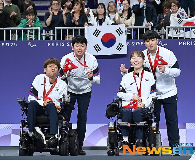 ‘더욱 빛나는 은메달을 든 대한민국’(위쪽부터 시계방향)김승겸 경기파트너, 박세열 경기파트너, 강선희, 정호원 선수