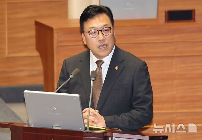 [서울=뉴시스] 조성우 기자 = 김병환 금융위원회 위원장이 11일 오후 서울 여의도 국회에서 열린 제418회국회(정기회) 제6차 본회의 대정부질문(경제)에서 이소영 더불어민주당 의원 질의에 답변하고 있다. 2024.09.11. xconfind@newsis.com