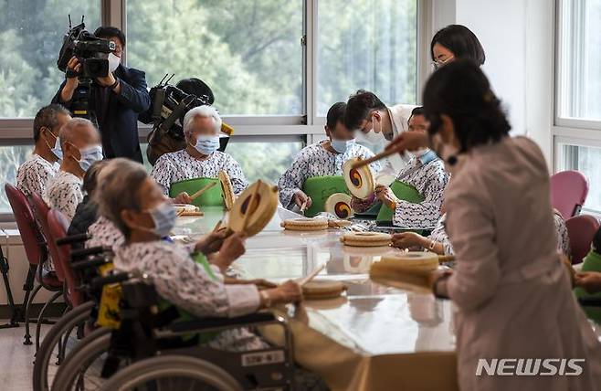 일도 결혼도 포기하는 치매환자 보호자들…실태 파악은 미진
