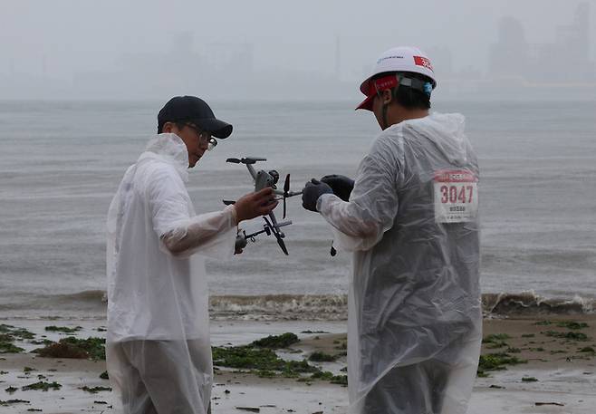 '2024 전국 드론 낚시 & 축구 대회'에서 참가자들이 드론낚시를 하고 있다. 포항=남정탁 기자