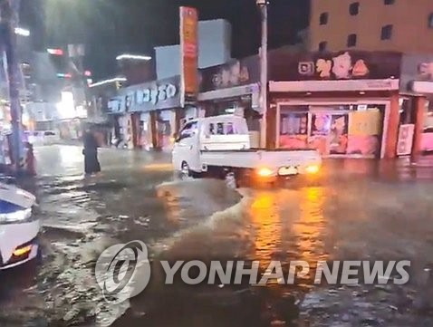 249㎜ 폭우에 잠긴 서산시 읍내동 도로 (서산=연합뉴스) 호우경보가 발령된 충남 서산에 지난 20일부터 21일 오전 5시까지 249㎜의 물 폭탄이 쏟아진 가운데 서산시 읍내동 저지대 도로가 물에 잠겨 있다. 2024.9.21 [독자 제공. 재판매 및 DB 금지] cobra@yna.co.kr