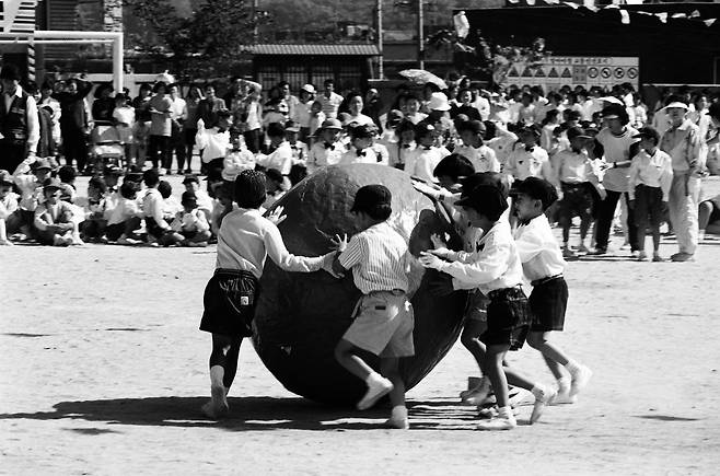 서울 청량초등학교 운동회 공굴리기. 1973년 [임정의 제공]