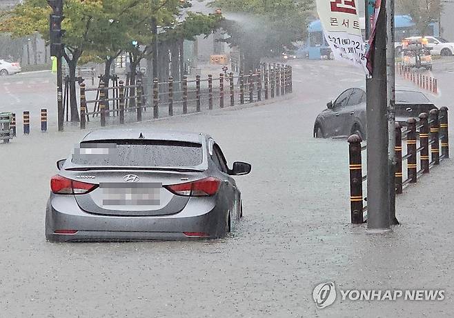 물에 잠긴 도로 (부산=연합뉴스) 21일 오전 부산 해운대구 한 도로가 집중호우로 물에 잠겨 있다. 2024.9.21 [독자 제공. 재판매 및 DB 금지] ready@yna.co.kr