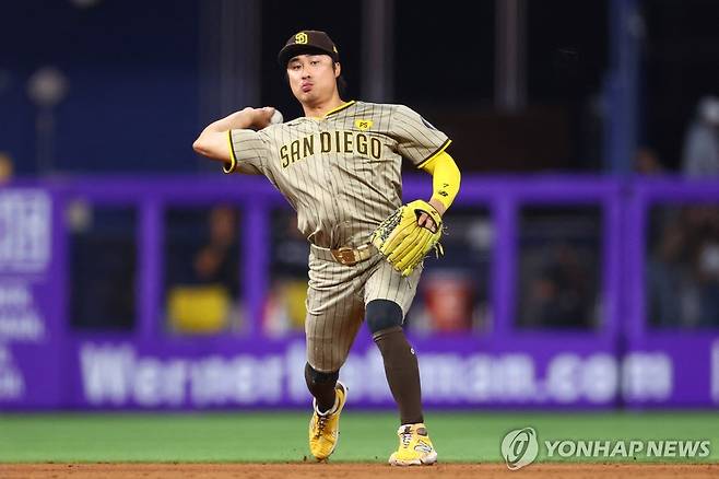 지난달 경기에서 1루 송구하는 김하성 [게티이미지/AFP=연합뉴스]