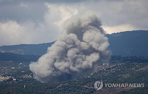 이스라엘군 공습으로 연기 피어오르는 레바논 남부 접경 지역 [로이터=연합뉴스]