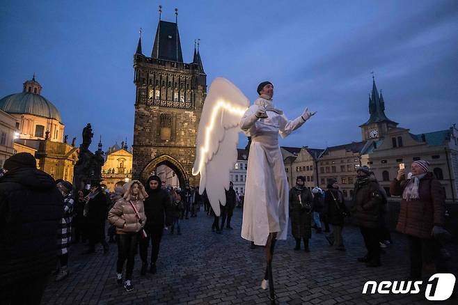 11일(현지시간) 체코 프라하에서 크리스마스 천사 퍼레이드가 열렸다. ⓒ AFP=뉴스1 ⓒ News1 최종일 기자