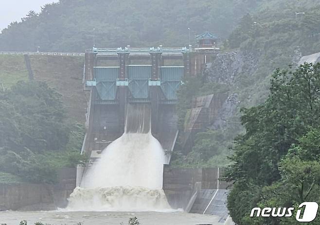 충남 보령댐 수문 방류 모습. (한국수자원공사 보령권지사 제공) /뉴스1