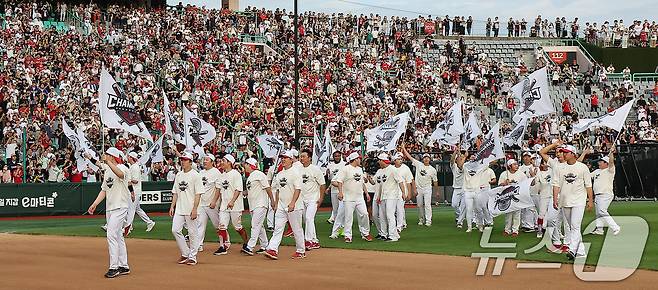 KIA 타이거즈 선수들이 17일 오후 인천시 미추홀구 문학동 SSG랜더스필드에서 열린 프로야구 '2024 신한 SOL 뱅크 KBO리그' SSG 랜더스와의 경기 종료 후 열린 정규시즌 우승 행사에서 우승기를 들며 환호하고 있다. 2024.9.17/뉴스1 ⓒ News1 김진환 기자
