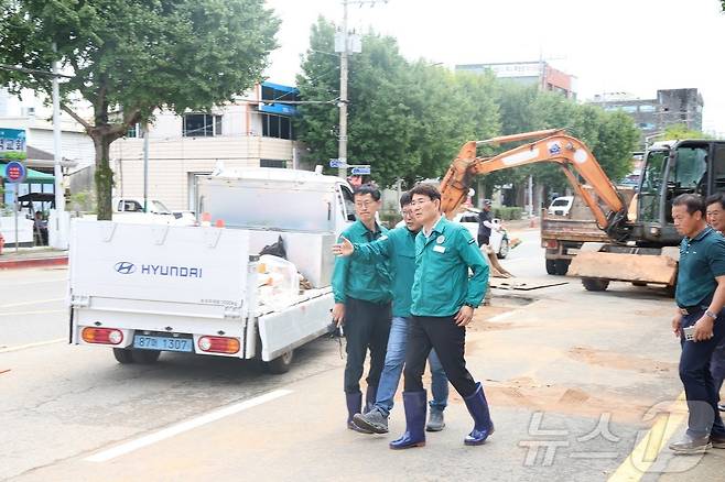 노관규 순천시장이 22일 순천시 남제동 하수시설 복구 현장을 방문해 예찰활동을 이어가고 있다.(순천시 제공)2024.9.22/뉴스1