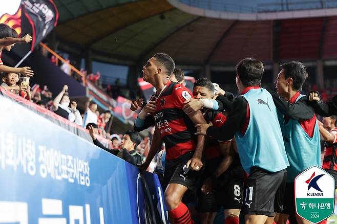 포항 스틸러스 공격수 조르지가 강원FC전서 결승골을 넣은 뒤 포효하고 있다. (한국프로축구연맹 제공)