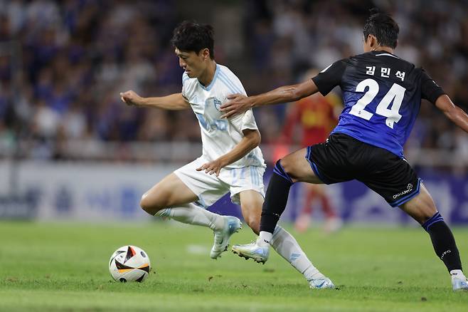 인천축구전용경기장/ K리그1/ 인천유나이티드 vs 울산HDFC/ 울산 이청용, 인천 김민석/ 사진 곽동혁