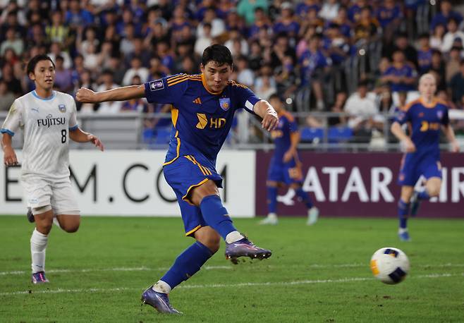 주민규 '슛'
(울산=연합뉴스) 김용태 기자 = 18일 울산 문수축구경기장에서 열린 아시아축구연맹(AFC) 챔피언스리그(ACL) 엘리트(ACLE) 울산 HD와 일본 가와사키 프론탈레의 경기에서 울산 주민규가 슛하고 있다. 2024.9.18