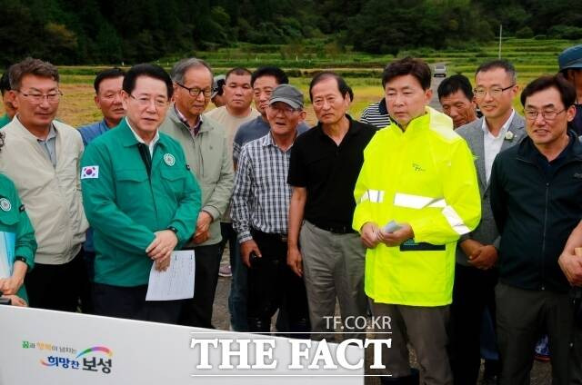 김철우 보성군수와 김영록 전남도시자 등이 22일 복내면 도복 피해 농가를 찾아 애로사항을 청취하고 있다./보성군