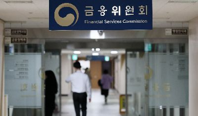 금융당국이 오는 5월 가동을 앞둔 '대환대출' 인프라에 연말까지 주택담보대출(주담대)을 포함하는 방안을 추진하기로 결정한 9일 서울 종로구 정부서울청사 금융위원회 복도에 관계자들이 분주히 움직이고 있다. 금융당국은 금융권 대출금리를 한눈에 비교하고 갈아탈 수 있도록 한 대환대출 플랫폼을 구축해 주담대 이자 부담을 덜어주겠다는 취지로 설명했다. 사진=윤동주 기자 doso7@