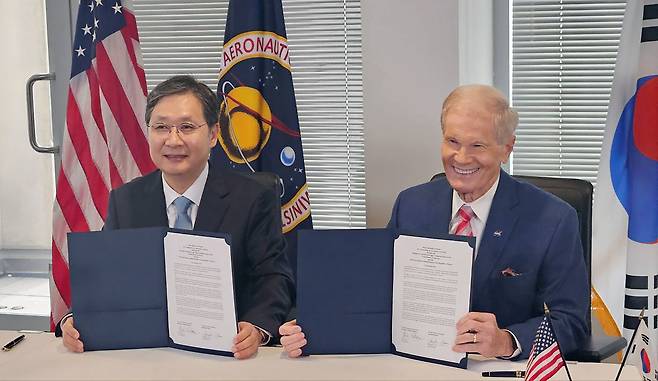 윤영빈 우주항공청장이 19일 미국 워싱턴DC NASA 본부에서 빌 넬슨 NASA 국장과 우주·항공 활동 협력을 위한 공동성명서를 체결하고 기념촬영하는 모습. /우주항공청