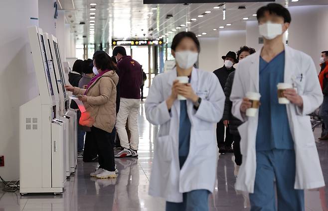 지난 2월 서울의 한 대학병원에서 환자들이 수납하고 있다. /뉴스1