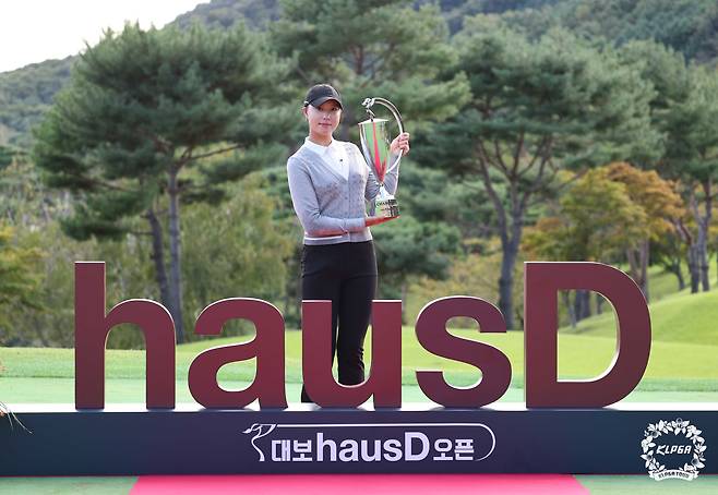 22일 경기 파주시 서원밸리CC에서 열린 대보 하우스디 오픈 파이널라운드에서 우승을 차지한 문정민이 트로피를 들고 기념 촬영을 하고 있다./KLPGT
