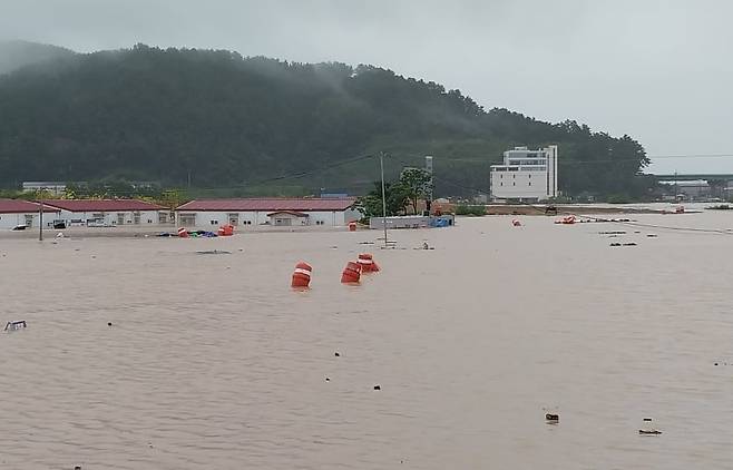 21일 오전 경남 김해시 신문동 도로 일대가 이날 내린 많은 비로 물에 잠겨 있다. /경남소방본부 제공