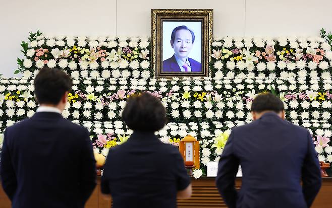 지난 22일 오후 서울 종로구 서울대병원 장례식장에 마련된 장기표 신문명정책연구원 원장 빈소에서 조문객들이 조문하고 있다. /연합뉴스