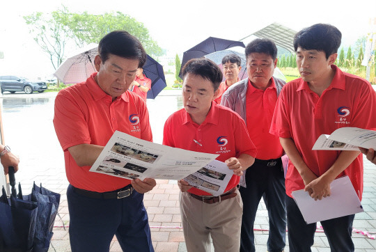 박범인 금산군수가 오는 10월 3일부터 13일까지 11일간 개최되는 제42회 금산세게인삼축제장에서 공직자가 열정을 갖고 안전하고 즐거운 축제가 될 수 있도록 현장행정에 나섰다. 금산군 제공