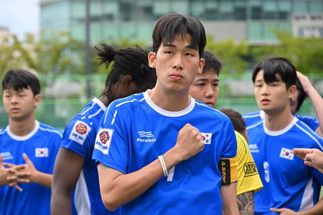 한국 대표팀 주장 김성준 선수가 독일과의 경기 시작 전 가슴을 두드리며 용기를 북돋고 있다. 정다빈 기자