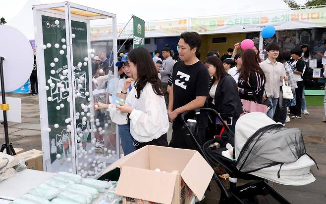 '2024 제8회 대한민국 청년의날 축제' 첫날 행사가 21일 서울 난지한강공원 젊음의광장에서 펼쳐졌다. 다양한 공공기관, 기업, 크리이이터 등이 참여한 부스와 푸드트럭 등이 설치된 행사장 주변에 많은 사람들이 찾아 체험행사와 경품행사를 즐기고 있다. 사단법인 청년과미래, 일간스포츠, 이코노미스트가 공동 주최하는 이번 축제는 21, 22일 이틀간 ▲크리에이터 페스티벌 ▲Youth 댄스 챌린지 ▲청년 치어리딩 챔피언십 등 다채로운 프로그램과 인기 아티스트들이 함께 하는 콘서트 ‘미유페’(Me+Youth Festival)가 하이라이트를 장식한다. 김민규 기자 mgkim1@edaily.co.kr /2024.09.21/