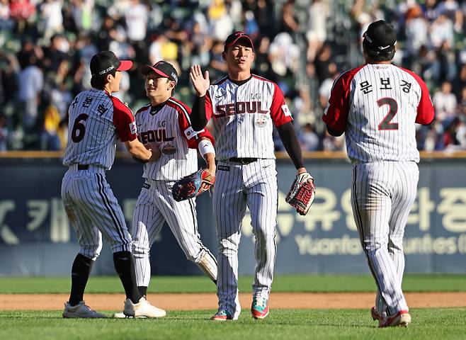 <yonhap photo-4789="">(서울=연합뉴스) 류영석 기자 = 22일 서울 잠실야구장에서 열린 2024 KBO 프로야구 두산 베어스와 LG 트윈스의 경기에서 승리한 LG 선수들이 서로를 격려하고 있다. 2024.9.22 ondol@yna.co.kr/2024-09-22 17:15:46/ <저작권자 ⓒ 1980-2024 ㈜연합뉴스. 무단 전재 재배포 금지, AI 학습 및 활용 금지></yonhap>