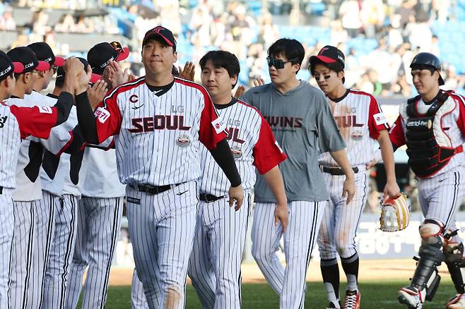 <yonhap photo-4788="">(서울=연합뉴스) 류영석 기자 = 22일 서울 잠실야구장에서 열린 2024 KBO 프로야구 두산 베어스와 LG 트윈스의 경기에서 승리한 LG 선수들이 서로를 격려하고 있다. 2024.9.22 ondol@yna.co.kr/2024-09-22 17:15:43/ <저작권자 ⓒ 1980-2024 ㈜연합뉴스. 무단 전재 재배포 금지, AI 학습 및 활용 금지></yonhap>