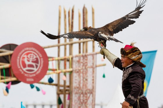 지난 13일 카자흐스탄 수도 아스타나에서 열린 세계 유목민 게임(World Nomad Games)에서 맹금류를 이용한 사냥 종목에 출전한 선수가 경기를 펼치고 있다. AFP=연합뉴스