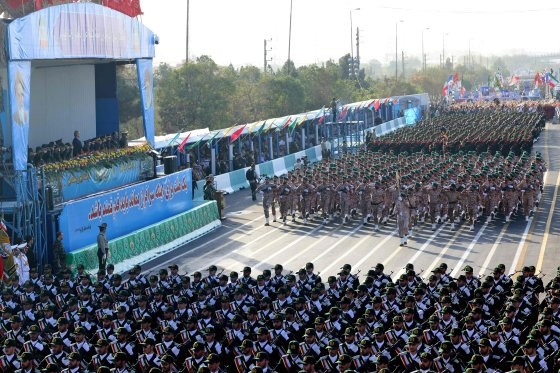 21일 이란 테헤란에서 이란군 병사들이 행진하고 있다. AFP=연합뉴스