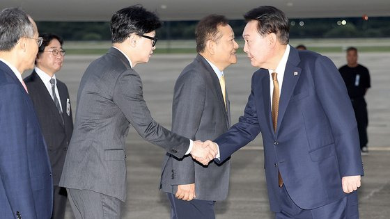 윤석열 대통령이 22일 성남 서울공항에서 체코 공식 방문을 마치고 귀국하며 마중 나온 국민의힘 한동훈 대표와 악수하고 있다. 대통령실 사진기자단