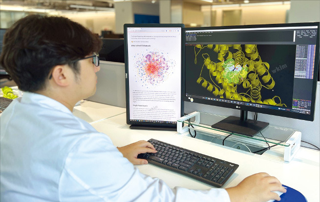 JW중외제약 연구원이 AI 기반 신약 개발 통합 플랫폼을 시연하고 있다.  JW중외제약 제공
