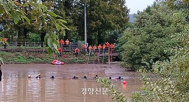 22일 전남 장흥군 장흥읍의 한 저수지에서 119구조대가 실종된 80대를 찾기 위해 수색을 진행하고 있다. 전남소방본부 제공.