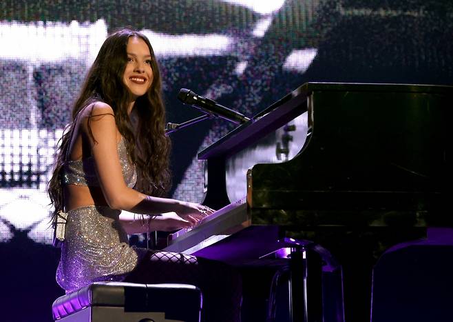 Olivia Rodrigo performs at Jamsil Indoor Stadium in Seoul, Friday. (Bonboo Entertainment)