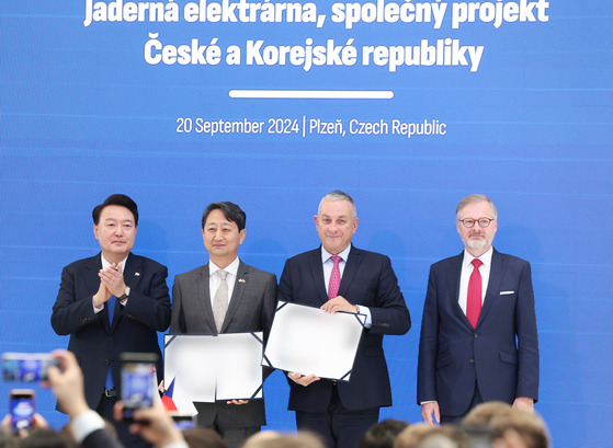 From left, Korean President Yoon Suk Yeol, Industry Minister Ahn Duk-geun, Czech Industry Minister Jozef Sikela and Czech Prime Minister Petr Fiala attend a signing ceremony for agreements on nuclear power plant cooperation at Doosan Skoda Power in Plzen in the Czech Republic on Friday. [JOINT PRESS CORPS]