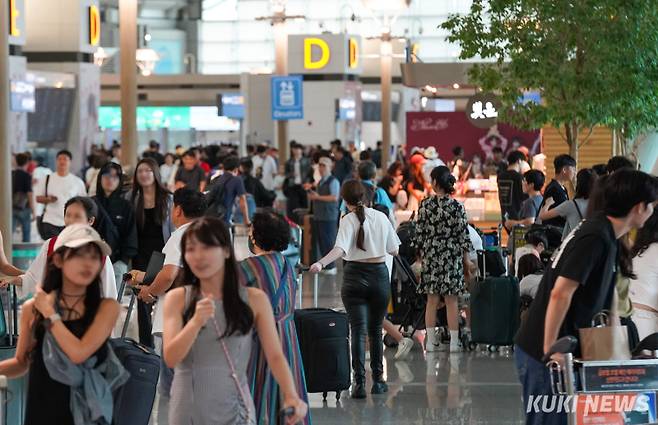 추석 연휴를 하루 앞둔 지난 13일 인천국제공항 제1터미널이 해외여행을 떠나는 관광객들로 붐비고 있다. 사진=유희태 기자