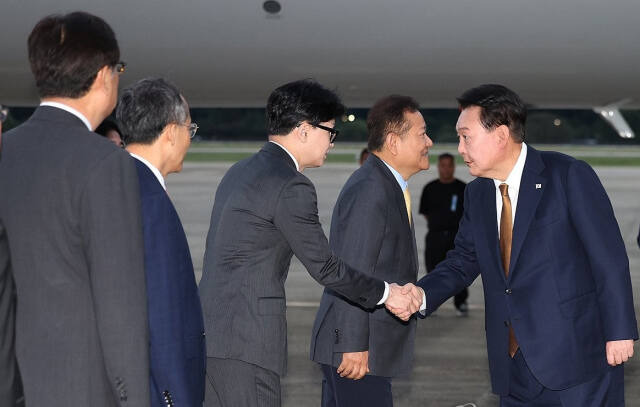 윤석열 대통령이 22일 성남 서울공항에서 체코 공식 방문을 마치고 귀국하며 마중 나온 국민의힘 한동훈 대표와 악수하고 있다. 연합뉴스