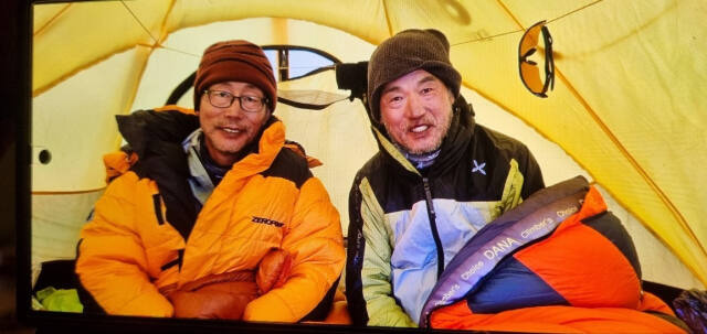 히말라야 마나슬루 세계 최고령 정상 등정에 나선 ‘2024 한국 마나슬루 꿈의 원정대’ 남상익 대장(오른쪽)과 김덕진 대원이 캠프2에서 여유로운 표정을 짓고 있다.원정대 제공