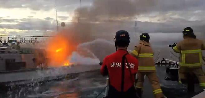 22일 오후 6시께 제주 서귀포시 마라도 동쪽 약 9㎞ 해상에서 조업하던 어선에 화재가 발생해 해경이 진압하고 있다.(서귀포해양경찰서 제공)