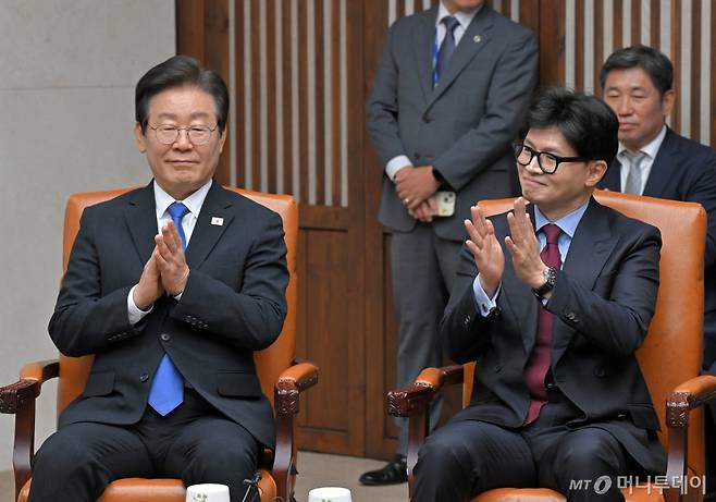 [서울=뉴시스] 국회사진기자단 = 한동훈 국민의힘 대표와 이재명 더불어민주당 대표가 2일 오후 서울 여의도 국회본청 의장접견실에서 열린 제22대국회 개원식 겸 정기회 개회식 사전환담에서 박수치고 있다. 2024.09.02. photo@newsis.com /사진=