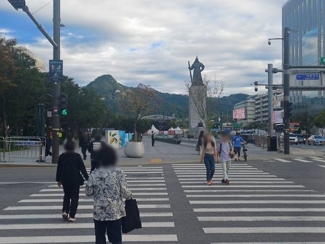 22일 오전 8시30분 서울 중구 광화문광장. 횡단보도를 건너는 시민들 중엔 반팔을 입은 사람도, 긴팔을 입은 사람도 있었다/사진=오석진 기자