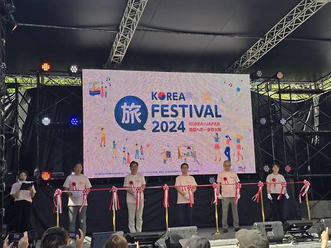 9월 14일 일본 오사카 난바 광장에서 열렸던 'K-관광 로드쇼 in 오사카' 개막식, 김태윤 한국관광공사 오사카지사장, 김혜수 오사카 한국문화원장 등이 참석했다.