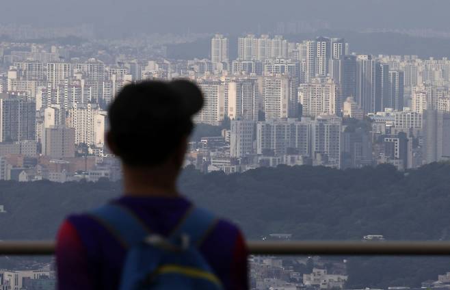 서울 용산구 한남뉴타운의 한남4재정비촉진구역(한남4구역)에서 삼성물산 건설부문과 현대건설의 맞대결이 펼쳐진다. 사진은 19일 서울 남산공원에서 바라본 서울 시내 아파트 단지 모습. /사진=뉴시스