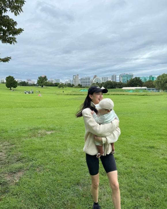 손연재가 올림픽공원에서 아들과 함께한 사진을 21일 공개했다./사진=손연재 인스타그램